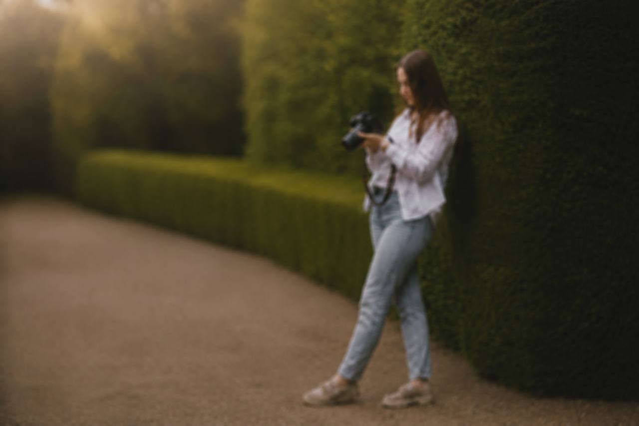 Maryna Tsiukh photographing